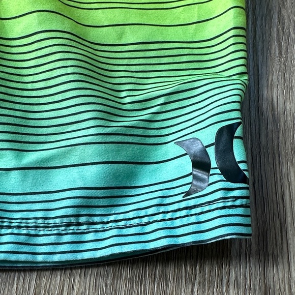 Hurley Kids Board Shorts Size 12/26 - Picture 2 of 4